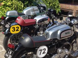 Norton, BSA-Goldstar e Ducati 750s